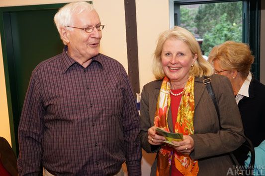 Hoher Gast: Der Travemünder Kulturbühnen-Leiter Wolfgang Hovestädt begrüßte die Lübecker Fachbereichsleiterin Kultur Katrin Weiher. Foto: <b>TA</b>