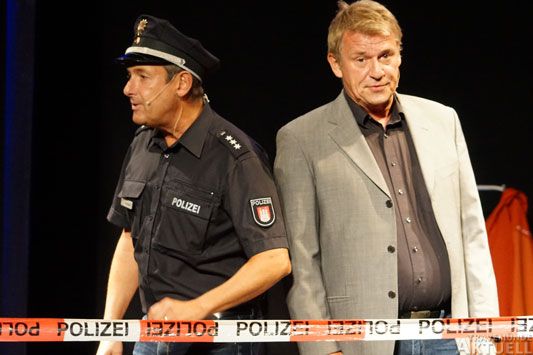 Jan-Peter Petersen und Nils Loenicker von der SOKO Alma Hoppe ermittelten auf der Kulturbühne. Fotos: <b>TA</b>