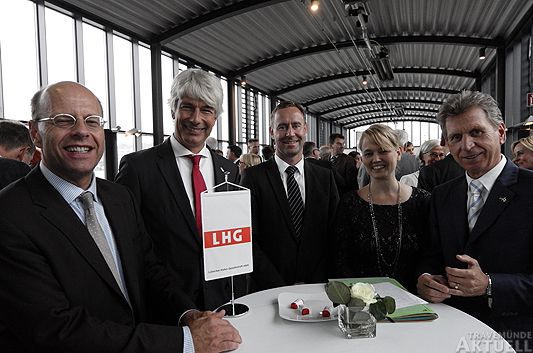 v.l.n.r. Sebastian Jürgens, Geschäftsführer der LHG, Dr. Frank Nägele, Staatssekretär vom Kieler Ministerium für Wirtschaft, Arbeit, Verkehr und Technologie des Landes Schleswig-Holstein, Kimmo Mäki, Geschäftsführer des Hafens Helsinki, Suvi Järvelä-Hagström, Botschaftssekretärin der Botschaft von Finnland in Berlin, Bernd Jorkisch, Honorarkonsul von Finnland in Lübeck <b>Foto Karl Erhard Vögele</b>