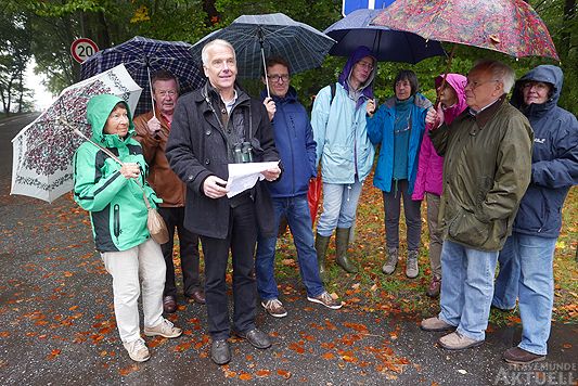 Ein Foto am Wald gab es nur für die Medien, der geplante Rundgang fiel wegen Schlechtwetter aus. Fotos: <b>KARL ERHARD VÖGELE</b>
