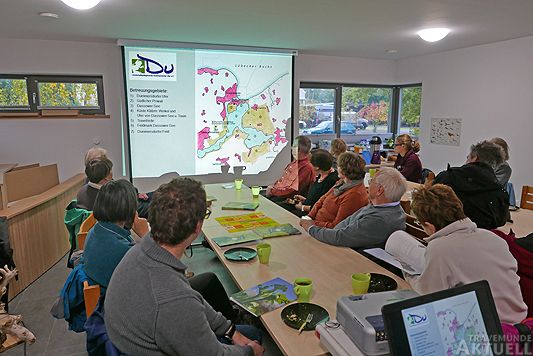 In der Naturwerkstatt informierten sich die Politiker über die Pläne des Landschaftspflegevereins. Fotos: <b>KARL ERHARD VÖGELE</b>