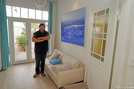 Wolfgang Tiemann kommt aus Hannover. Im früheren Travemünder Küster-Haus zeigt er auch eigene Werke. Foto: <b>TA</b>