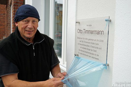 Die Travemünder Altstadt ist auch bei Touristen beliebt. Wolfgang Tiemann enthüllte am Donnerstag eine Tafel, die daran erinnert, wer in dem Haus gelebt hat. Foto: <b>TA</b>