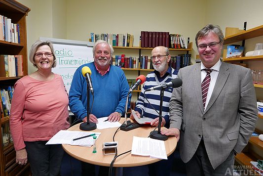 Maria Bommert und Rolf Fechner von »Radio Travemünde« sprachen mit Klaus Pätow und Ulrich Krause über die geplante Tourismusabgabe. Foto: <b>KARL ERHARD VÖGELE</b>