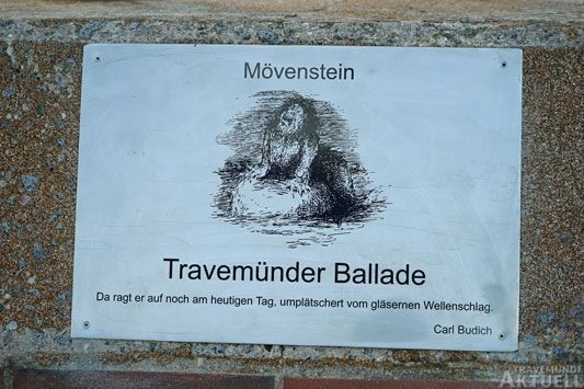 Das Hinweisschild wurde heute von der Kurverwaltung gleich gegenüber des Findlings montiert. Auch der Travemünder Riese ist darauf abgebildet. Foto: <b>TA</b>