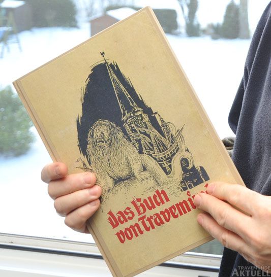 Die Vorlage für das Schild lieferte ebenfalls die Kurverwaltung: Mit einem in den 1950er Jahren herausgegebenen Buch. Foto: <b>ARCHIV TA</b>