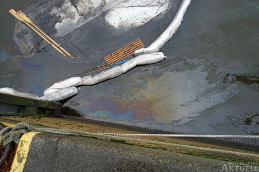 Die Ölsperre hatte sich durch den niedrigeren Wasserpegel am Dienstagvormittag angehoben, so dass das Öl in den Fluss gelangen konnte. Fotos: <b>TA</b>