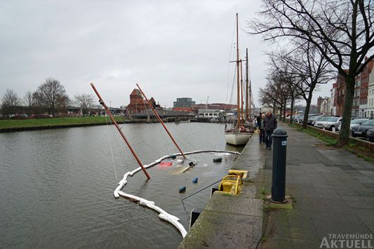 Immer wieder schauten am Dienstag Passanten vorbei, schließlich gibt es so etwas auch nicht jeden Tag zu sehen. Fotos: <b>TA</b>
