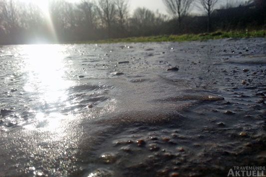 Die Wege im Travemünder Orkneypark waren auch am Mittag noch spiegelglatt. Foto: <b>TA</b>