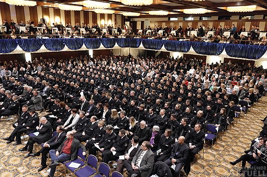 Die Absolventen der Eutiner Polizeischule im Festsaal des Maritim Strandhotel Travemünde. Der Tag klingt aus mit einem großen Ball im Maritim.