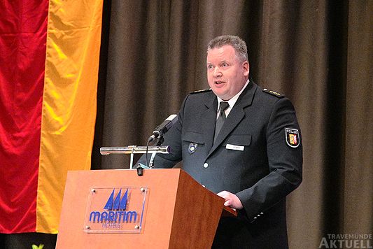 Polizeidirektor Arne Dunka bei seiner Ansprache an die jungen Polizeibeamtinnen und Beamten im Festsaal des Maritim Strandhotel Travemünde.