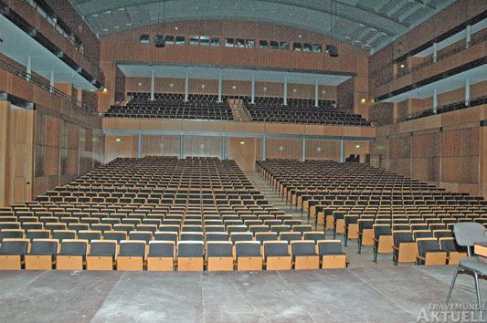 Pfusch am Bau: Über das Schicksal der Musik- und Kongresshalle (Foto von 2006), spöttisch schon »Lübecks Aqua-Top« genannt, entscheiden am Donnerstag möglicherweise die Gemeindevertreter im Rathaus. Foto: <b>TA</b>