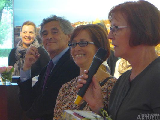 Voll des Lobes: Der Lübecker Bürgermeister Bernd Saxe (SPD) und die Lübecker Stadtpräsidentin Gabriele Schopenhauer (SPD, rechts), hier bei der Verabschiedung von Andrea Gastager (Mitte) am 28. Mai 2014 im Lübecker »Welcome-Center«. Schopenhauer war mehrere Jahre auch Aufsichtsratsvorsitzende der LTM. Foto: <b>KEV/ARCHIV TA</b>