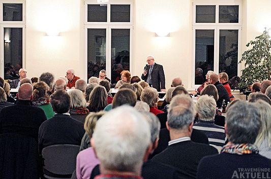 Die Sitzung war auffällig gut besucht, es mussten zusätzliche Stühle aufgestellt werden. Das Publikum sorgte dann auch für eine bunte Diskussion. Foto: <b>KARL ERHARD VÖGELE</b>