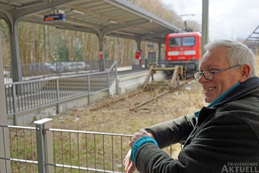 Vorn am Gleis will er noch Blumen pflanzen, dann wirkt es am Eingang vom Bahnsteig schon freundlicher. Und mit dem Probelauf in der Halle kann Ralph Kaerger-Thofern auch zufrieden sein. Foto: <b>TA</b>