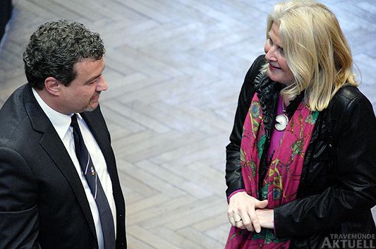 Holger Garbelmann (links), Schulleiter der Schleswig-Holsteinischen Seemannsschule begrüßt die Kultursenatorin der Hansestadt Lübeck, Kathrin Weiher. <b>Foto Karl Erhard Vögele</b>