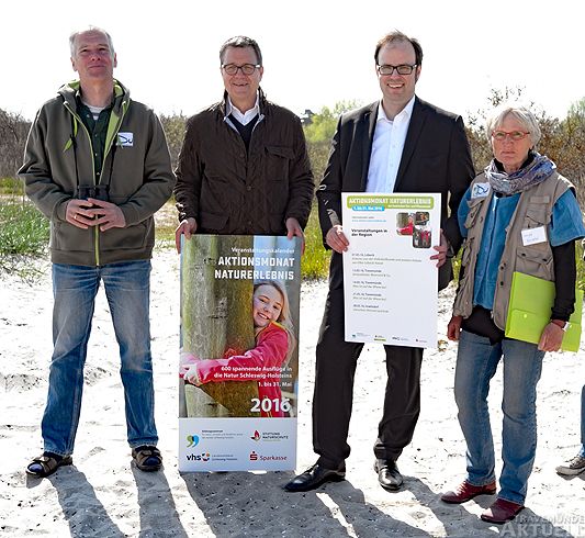 Stellten am Freitag auf dem Priwall das Programm vor: Matthias Braun (Landschaftspflegeverein Dummersdorfer Ufer e.V.), Hans Brüller (Landesverband der Volkshochschulen), Jörn Sanftleben (Sparkasse zu Lübeck) und Ulrike Westphal (Natur- und Landschaftsführerin). Fotos: <b>KARL ERHARD VÖGELE</b>