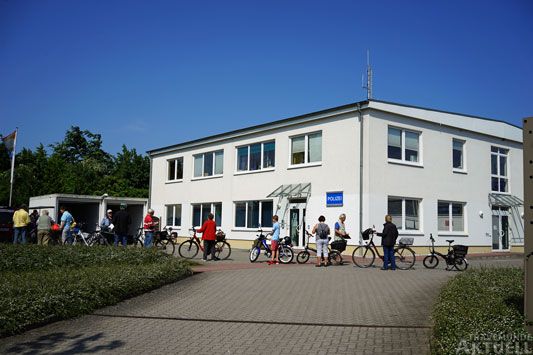 Großes Interesse: Vor der Polizeistation bildete sich eine lange Schlange von Zweiradbesitzern. Fotos: <b>TA</b>