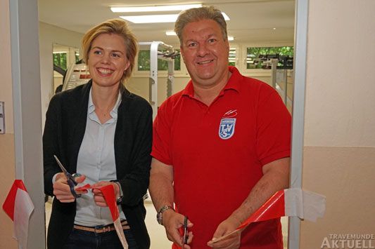 Martina Wagner von der Sparkassenstiftung und TSV-Chef Markus Hellwich eröffneten die neue Fitnesslounge im Clubhaus auf dem Rugwisch. Fotos: <b>TA</b>