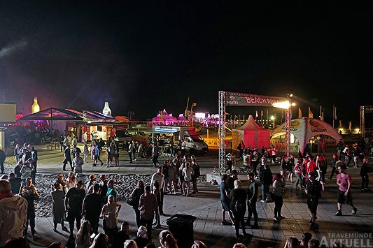 Wo viele feiern, fällt auch viel ab: Die »Travemünder Woche« ist Hauptsaison für Flaschensammler. Fotos: <b>KARL ERHARD VÖGELE</b>