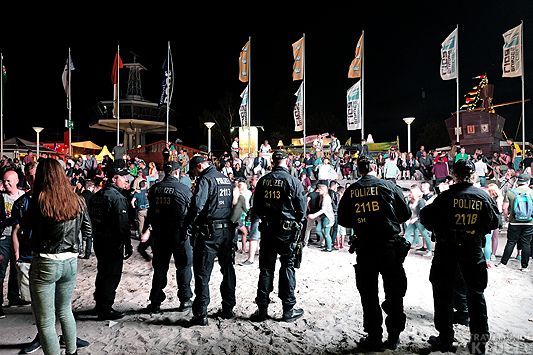 Die hohe Polizeipräsenz sorgt dafür, dass niemand allzusehr über die Stränge schlägt. Fotos: <b>KARL ERHARD VÖGELE</b>