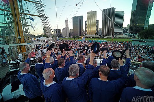 Der Passat Chor bei einem Konzert im Hafen von Buenos Aires an Bord des argentinischen Segelschulschiffes »Libertat«. <b>Foto Karl Erhard Vögele</b>
