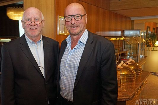 Will das Thema Bäderregelung neu anpacken: Der Timmendorfer Aktivgruppen-Vorsitzende Heinz Meyer (links), hier bei der Jahreshauptversammlung am Dienstag mit dem Landtagsabgeordneten Hartmut Hamerich (CDU). Foto: <b>TA</b>