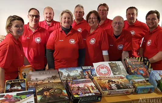 Vereinsgründer und Neumitglieder präsentieren beim ersten gemeinsamen Fototermin am 21.10.2016 im Clubhaus des TSV Travemünde ihre Lieblingsspiele. Hierbei tragen alle stolz ihre neu gestalteten Vereins-Poloshirts inklusive Vereinslogo und eigenem Namen. Foto: <b>LUDO LIUBICE</b>