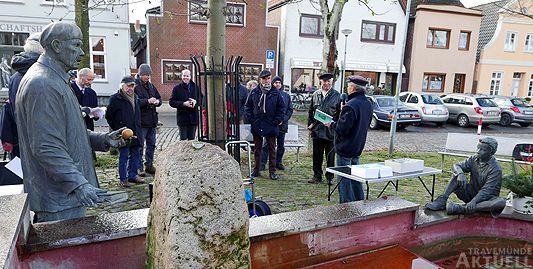 Am Denkmal für Travemündes Geschichtenerzähler Otto Timmermann gab es am Sonntag eine kleine Gedenkfeier. Fotos: <b>KARL ERHARD VÖGELE</b>