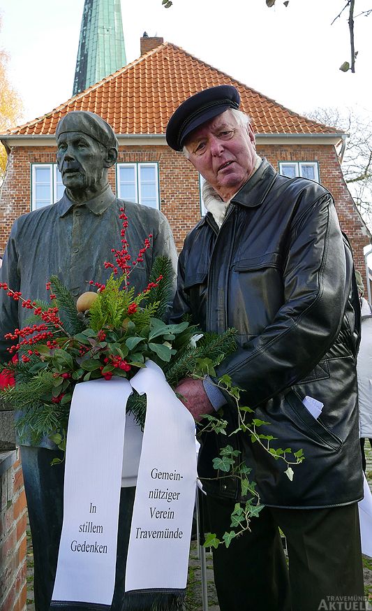 Wilfried Moll war Nachfolger von Otto Timmermann als Küster an St. Lorenz. Er stellte einen kleinen Blumengruß der Travemünder am Denkmal ab. Foto: <b>KARL ERHARD VÖGELE</b>