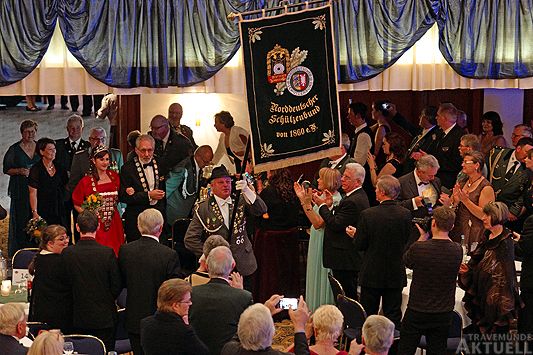 Einmarsch der 115 amtierenden Kreis- und Vereinsmajestäten mit dem Landesbanner und dem Landeskönig Werner Petersen, der Bundesjugendkönigin Lena Breuer und dem Präsidenten Peter Kröhnert an der Spitze in den festlich geschmückten großen Saal des Strandhotels Maritim in Travemünde.