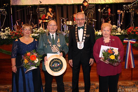 Monika Sabine Peters, Zweite Landeshofdame, 9,21 Teiler (3. Platz); Wolfgang Siebuhr, Landeskönig, 1,41 Teiler (1. Platz); Peter Kröhnert, Präsident; Melitta Puganigg, Erste Landeshofdame, 3,16 Teiler (2. Platz)