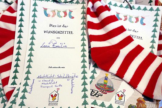 Der Wunschzettel von Lena Emilia: ihren Wunsch hat sie auf der Rückseite (Bild unten) aufschreiben lassen. Fotos: <b>KARL ERHARD VÖGELE</b>