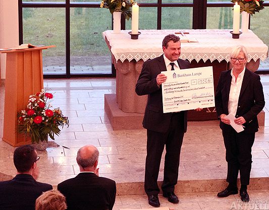 Holger Garbelmann, Leiter der Schleswig-Holsteinischen Seemannsschule (l), Frau Annette Suhrbier, Sales Director Döhle Group, von der Stiftung Deutsche Seemannsschule Hamburg. <b>Foto Karl Erhard Vögele</b>