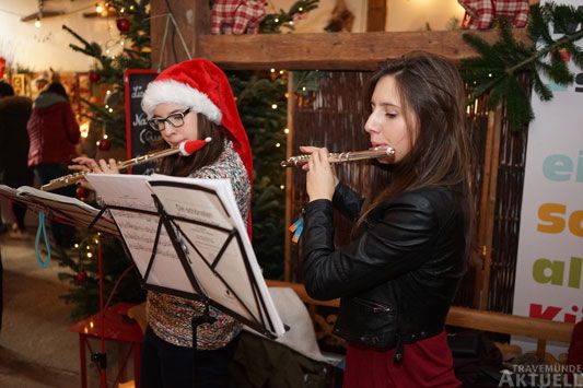 Die Musikschülerinnen Lisa (links) und Nathalia spielten weihnachtliche Lieder auf der Querflöte. Foto: <b>TA</b>