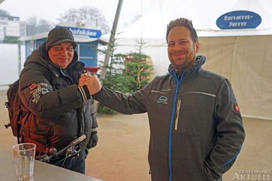 Dennis Gehl (rechts) von FarceCrew Events verabschiedete am letzten Neujahrsgarten-Tag die Nachtschicht, die auf die Zelte aufpasst. Man sieht sich wieder zum Travemünder Osterfest. Foto: <b>TA</b>