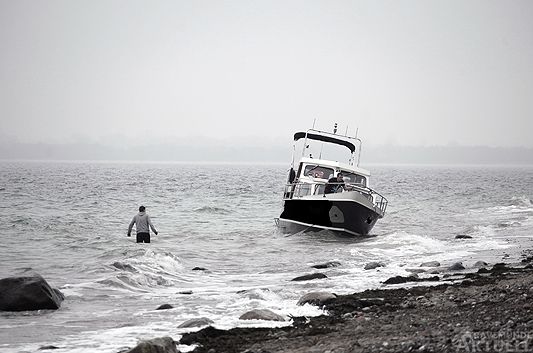 Gestrandet am Brodtener Steilufer: Die Travemünder Seenotretter mussten am Sonntag einer kleinen Motoryacht aus der Patsche helfen. Fotos: <b>KARL ERHARD VÖGELE</b>