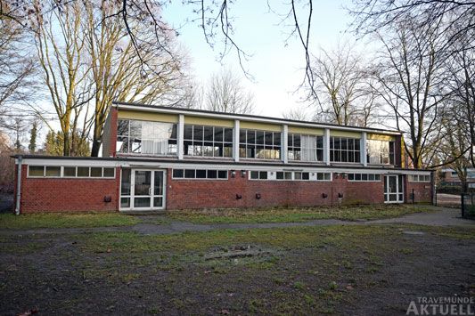 Die baufällige kleine Sporthalle der »Schule am Meer« wird abgerissen. Auf dem Gelände sollen bis Ende nächsten Jahres Mietwohnungen entstehen. Foto: <b>KARL ERHARD VÖGELE</b>