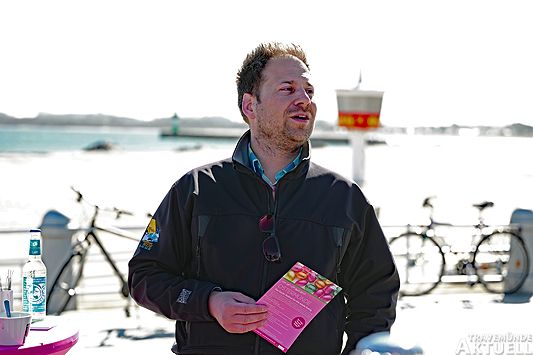 Dennis Gehl von FarceCrew Events aus Travemünde stand Rede und Antwort zum Osterprogramm. Fotos: <b>KARL ERHARD VÖGELE</b>