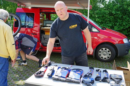 Martin Spuida ist Sponsor der Aktion und informiert vor Ort auch über gute Fahrradschlösser. Foto: <b>ARCHIV TA</b>
