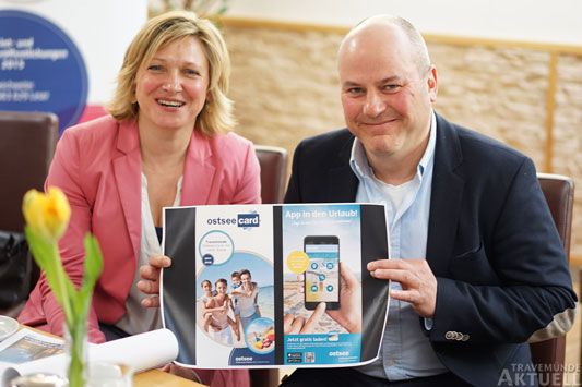 Katja Lauritzen (OHT) und Uwe Kirchhoff (OTS) präsentierten am Donnerstag in Eutin die neue Ostsee-App. Foto: <b>TA</b>
