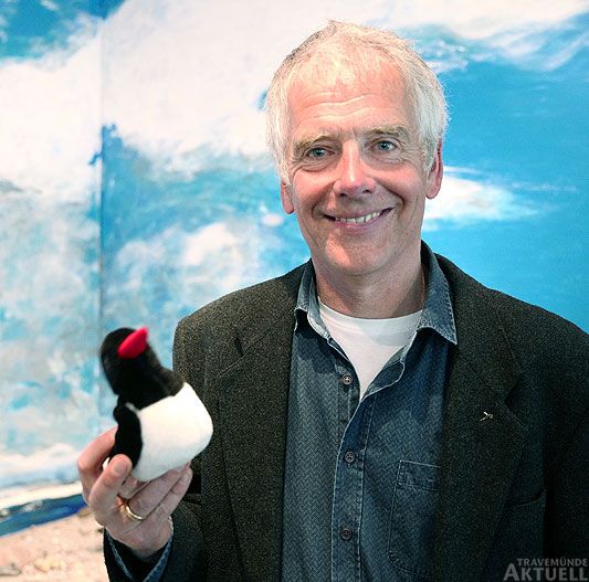 Matthias Braun zeigt einen Stofftier-Austernfischer, mit dem gelegentlich die Kinder in der Naturstation spielen. Sogar das originale »Kliiep, Kliiep, Kliiep« der auffälligen Vögel beherrscht die Puppe. Doch wo brüten die echten Austernfischer? Foto: <b>KARL ERHARD VÖGELE</b>