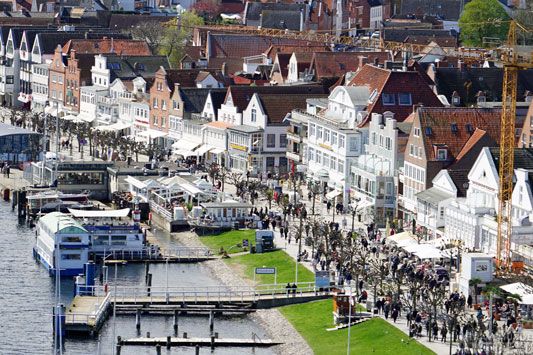 Die Werbeanlagensatzung gilt für die Travemünder Altstadt, hier die beliebte Einkaufsmeile Vorderreihe. Foto: <b>ARCHIV TA</b>