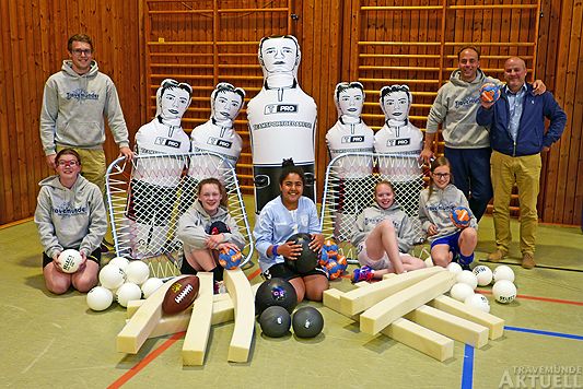 Neues Trainingsmaterial dank Lions-Club: TSV-Jugendwart Michel Ahrens (links), die weibliche Jugend C, der 1. Vorsitzende des Handball-Fördervereins Kai Lüdicke und Lions-Präsident Uwe Kirchhoff (rechts) am Dienstag bei der Spendenübergabe. Foto: <b>KARL ERHARD VÖGELE</b>