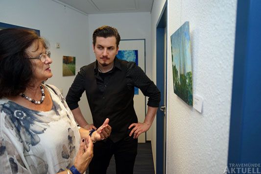Silke Scheunemann-Eichner vom Travemünder Kunstverein spricht mit Dustin Neß über eines seiner Werke. Foto: <b>TA</b>