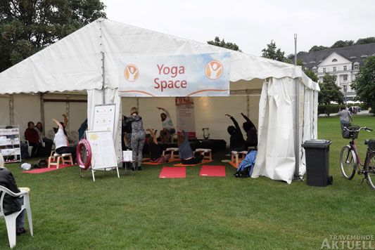 Steffi Kinter vom Yogazentrum bietet wieder viel Programm im Yoga-Space und am Strand. Foto: <b>KEV/ARCHIV TA</b>