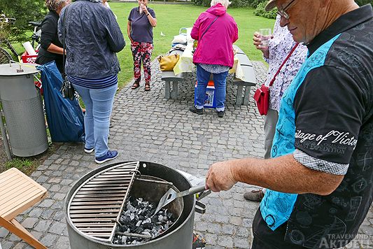 Wassernixen grillen am Grünstrand