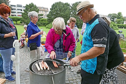 Wassernixen grillen am Grünstrand