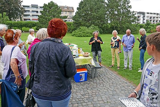 Wassernixen grillen am Grünstrand