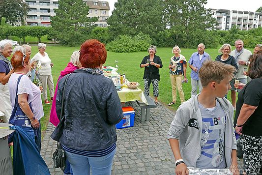 Wassernixen grillen am Grünstrand